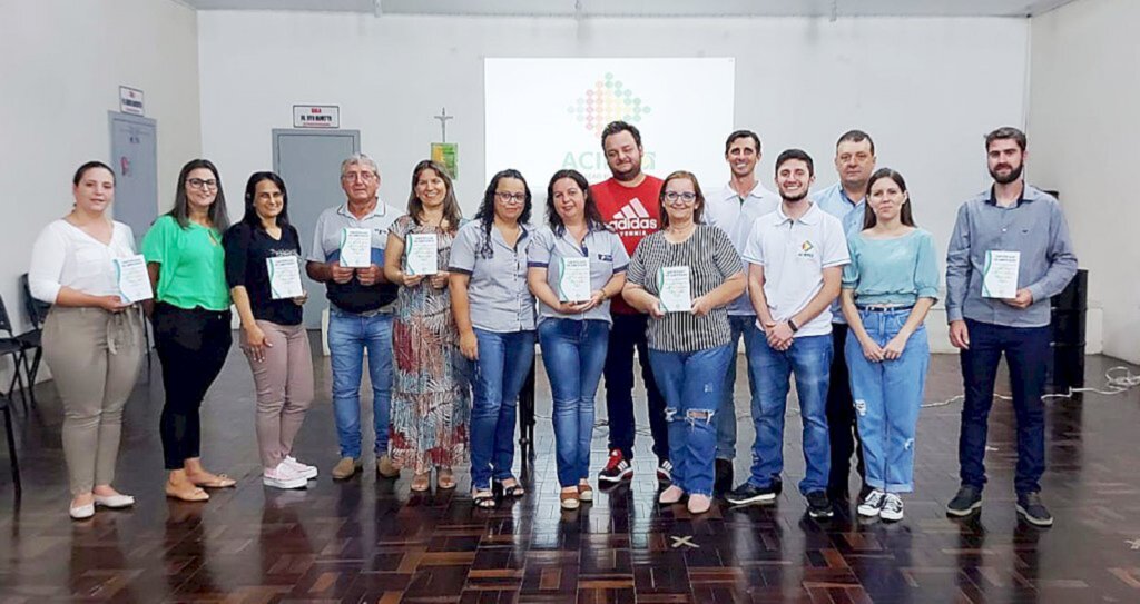  - O encontro ocorreu no Auditório da Escola da Fé e além das empresas, o presidente Edemilso Raizer e alguns diretores, estiveram presentes.