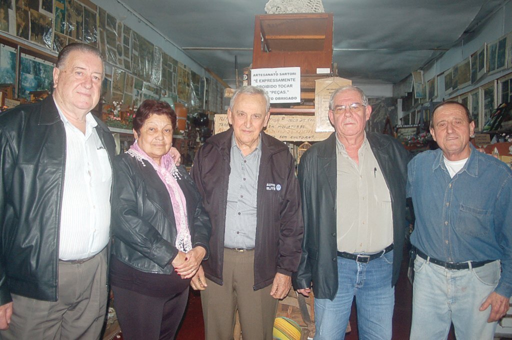 Aldo Azevedo / jornalista - Schneider e sua esposa Sueli, Benoni Viel, Aroldo Barison e Antoninho Sartori, numa tarde de chuva.