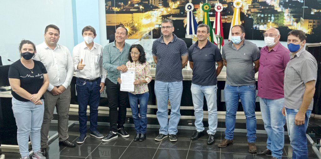 Aldo Azevedo ? jornalista - Foto legenda: Da esquerda para a direita Dalva, Tiago, Enio, Jairo, escritora Leodete, Rafael, Alexsandro, Gilmar, Gotardo e Valmor.