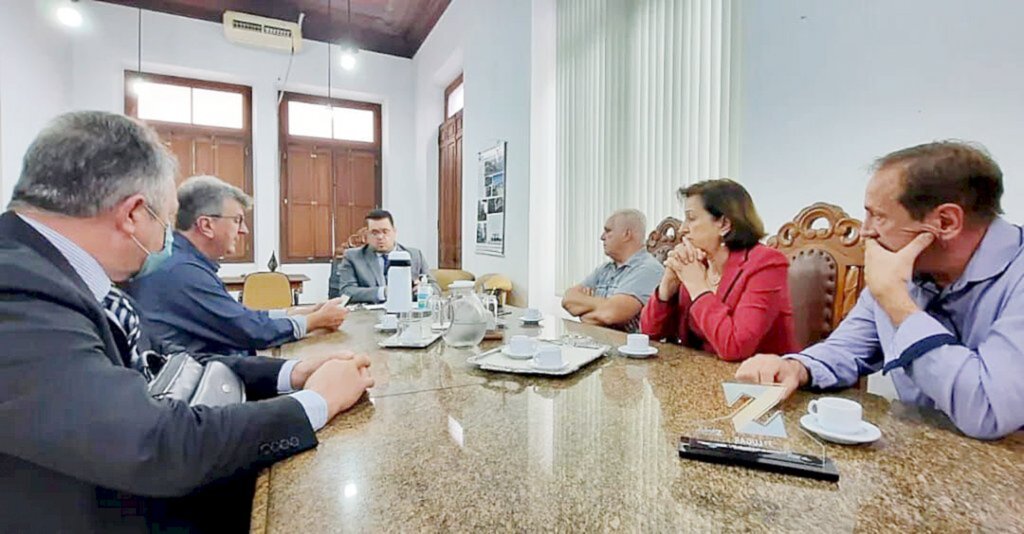  - Prefeito Nilvo Dorini, a Vice Prefeita Noêmia Pizzamiglio, o Diretor de Indústria e Comércio Vilmar Rech e o Assessor Jurídico Hilário Chiamolera, participaram de audiência com o Superintendente Nabih Henrique Chraim da SPU - Secretaria de Patrimônio da União em Santa Catarina para tratar sobre a doação / cessão do terreno onde está localizada a Expovale.