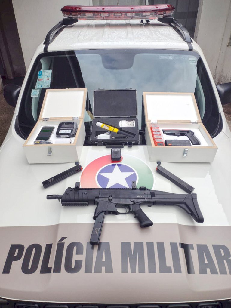  - Carabina semi-automática TAURUS - CTT .40, arma de eletrochoque de imobilização TASER, um aparelho celular com impressora para atendimento de ocorrências, adquirido também um bafômetro passivo para a fiscalização de trânsito,