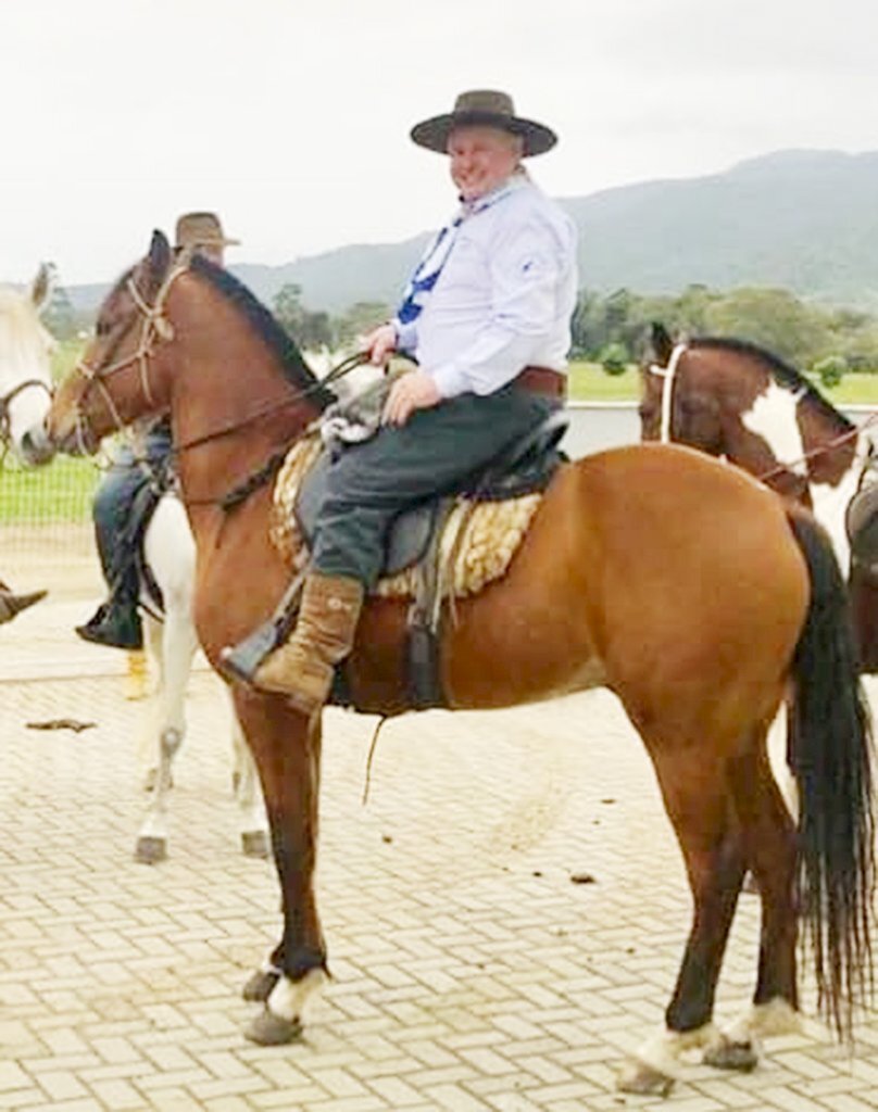  - Na foto o chefe de gabinete do Deputado, Miro Koerich, e o time feminino do gabinete na Alesc com o Deputado Berlanda.