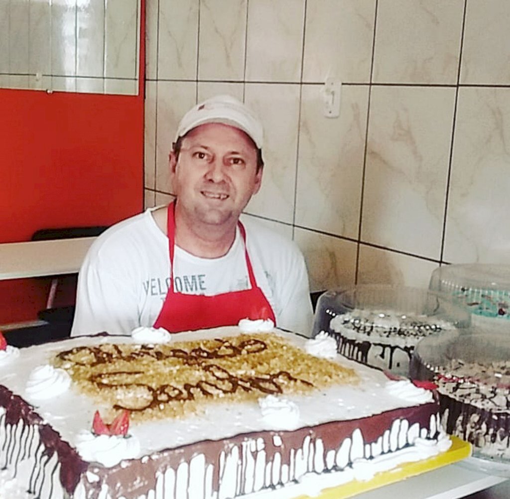 Aldo Azevedo - jornalista - Foto legenda: Adriano Moacir Bauermann filho por adoção de Ouro (SC), sendo que há 26 anos vem prestando serviços de Panificadora e Confeitaria, ainda de conveniência, inclusive, exposição de cédulas (dinheiro papel), moedas e copos de porcelana de eventos de baile do chope.