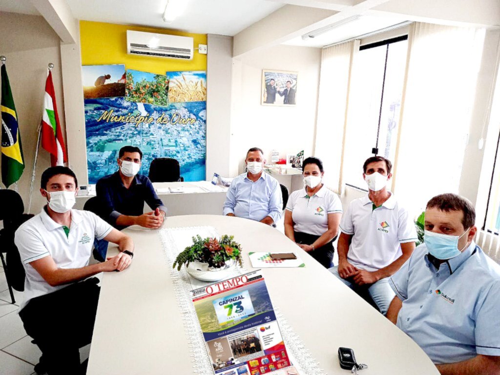  - Foto legenda: Prefeito Claudir (Dire), recebe e troca ideias com a Diretoria da Acirp, já que o objetivo do projeto é ouvir os gestores, colocar a entidade à disposição e acompanhar os trabalhos que foram realizados no último semestre, conforme o projeto Voz Única apresentado a eles.