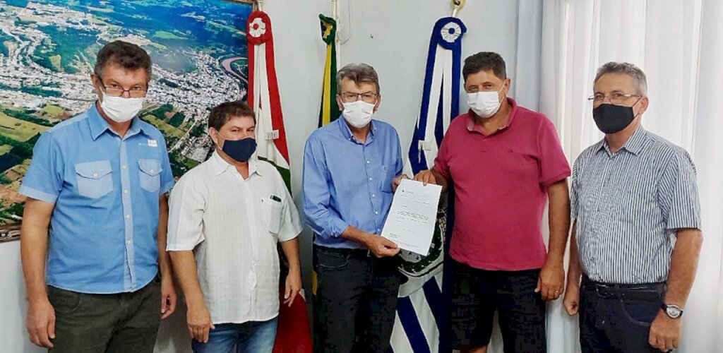 Imprensa Prefeitura de Cpainzal - Foto legenda: Francisco Dirceu Araújo, Nei Maximino, Prefeito Dorini, presidente do partido Ademir Crul (Dedé) e Vitor João Faccin.