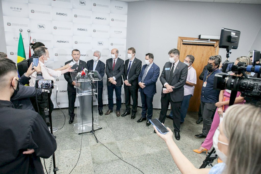 FOTO: Jeferson Baldo/Agência AL - Governador Carlos Moisés e os deputados Moacir Sopelsa, José Milton Scheffer, líder do governo, Volnei Weber e Coronel Mocellin