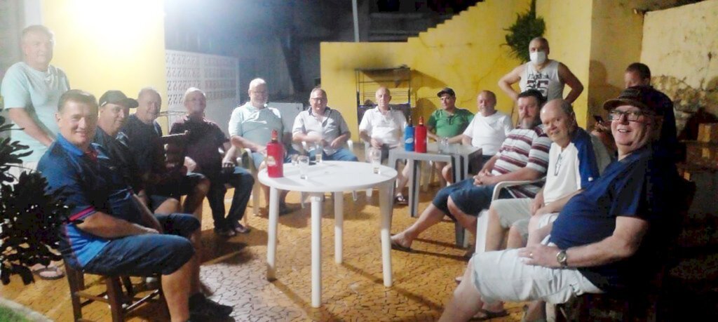 Enio O. Azevedo - Amigos reunidos e passando tempo agradável no jantar servido por Valdomiro Bortoli.