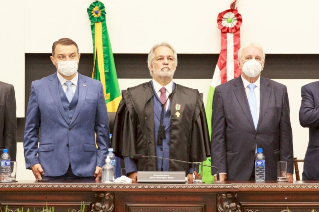 FOTO: Vicente Schmitt/Agência AL - Deputado Moacir Sopelsa (d), na posse do desembargador João Henrique Blasi (ao centro) na Presidência do TJSC