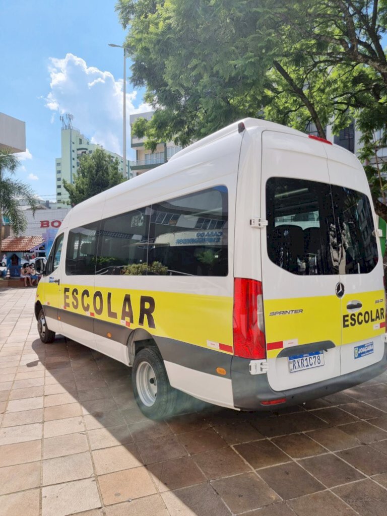 Prefeitura de Joaçaba - Van escolar, modelo Sprinter Van 516 Mercedes Benz, com 18 lugares.