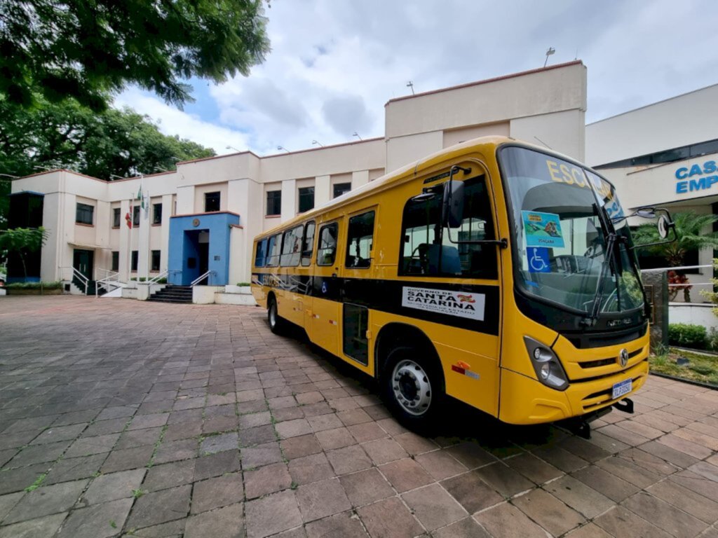 Prefeitura de Joaçaba - Estado adquiriu 300 ônibus, para que cada município receba ao menos um veículo, que tem capacidade de 59 passageiros sentados