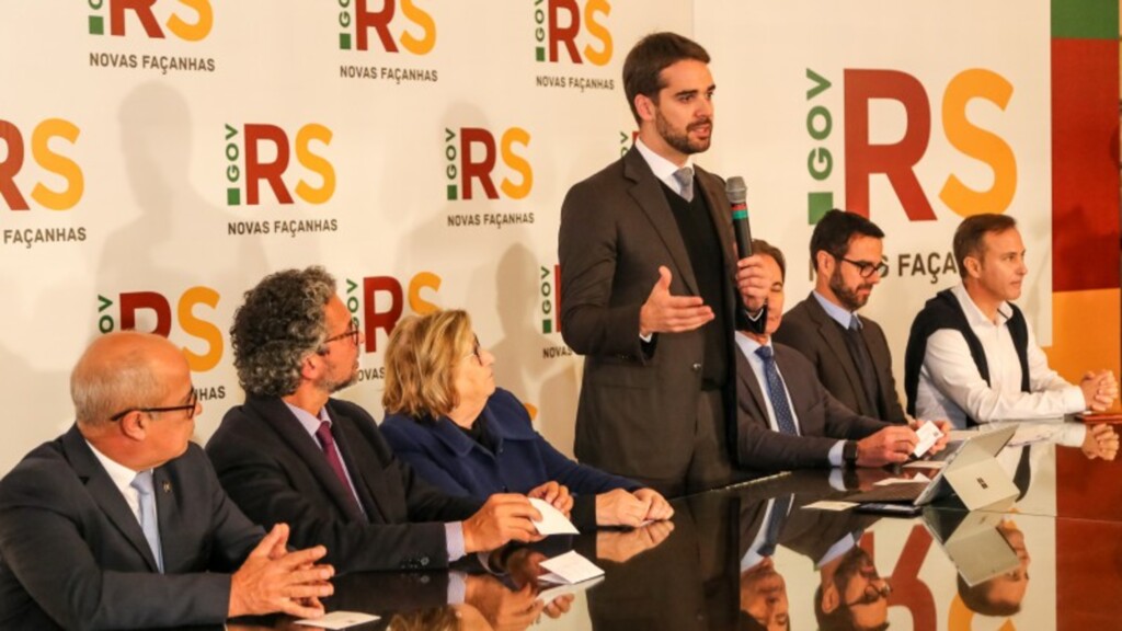 Governador assina medidas para ampliar oferta de voos regionais