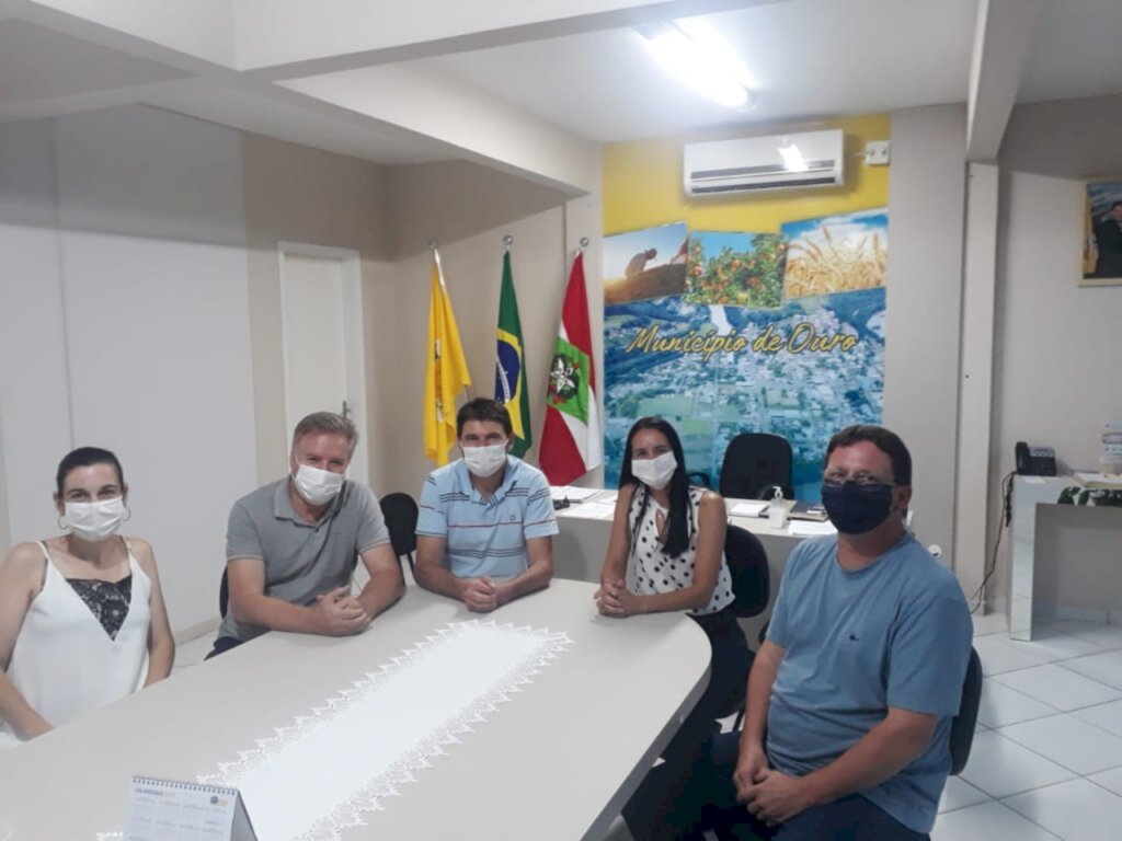 Prefeito em exercício do município de Ouro, Modena, recebe uma visita de Valduga