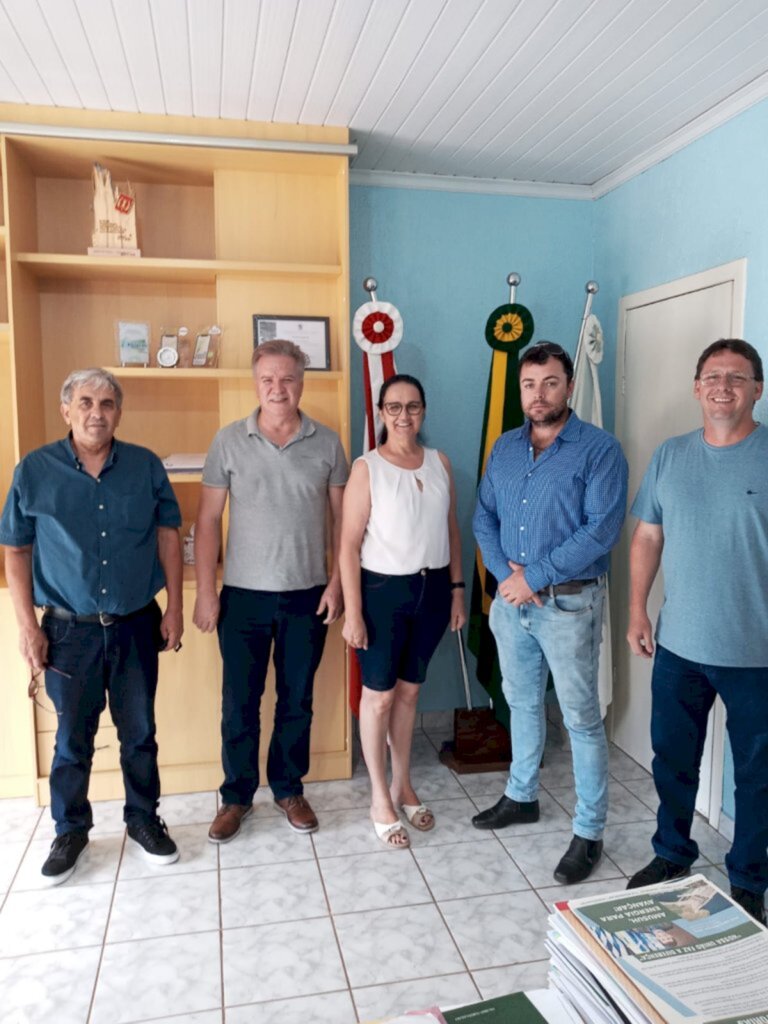  - Foto legenda: Farias, Valduga, Rosane, Alesandro e Valcidnei no gabinete do Executivo de Zortéa.