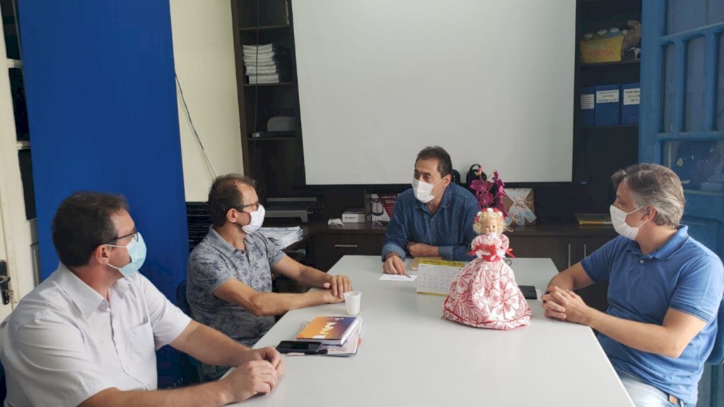 Por: Imprensa Oficial Piratuba - Vice Vanderlei Weber comandou reunião na Prefeitura de Piratuba, entre representantes da CDL local e Fecomércio regional.