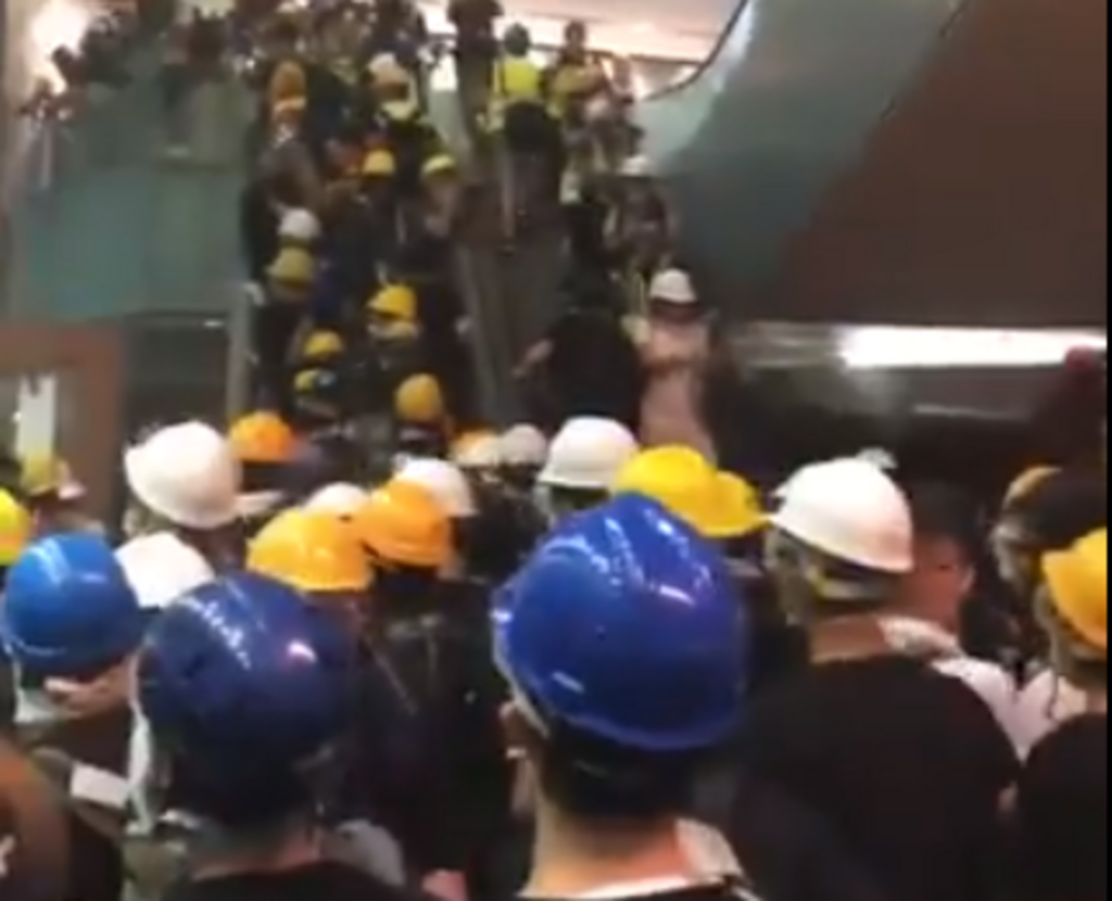 Manifestantes invadem Conselho Legislativo de Hong Kong