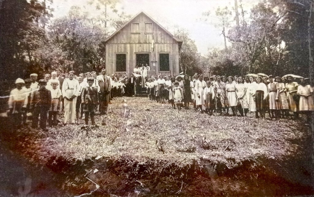 Aldo Azevedo / jornalista de formação - foto é um registro de 1945, sendo da Escola de Linha Pelizzaro, então localidade de Campos Novos (SC), a partir de 1949 Capinzal foi elevada à categoria de Município, então o educandário também passou ao território capinzalense.