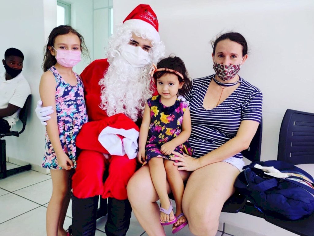 Papai Noel e Mamãe Noel em visita nas unidades de Saúde de Capinzal