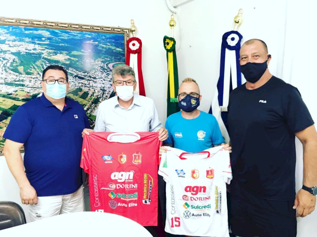 Imprensa Prefeitura de Capinzal - O objetivo do encontro foi a entrega de duas camisas da AGN em sinal de agradecimento uma parceria entre a Associação e a Administração ao longo deste ano.