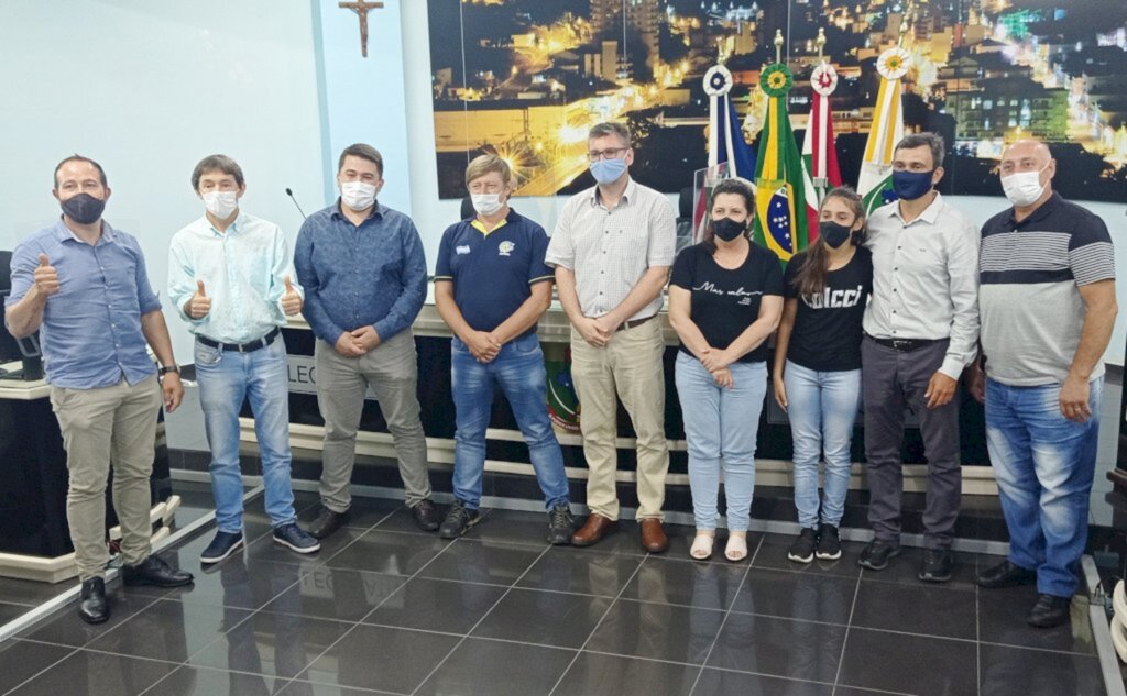 Aldo Azevedo / jornalista de formação - Foto legenda: Da esquerda para a direita Jairo, Enio, Tiago, Grão Mestre Rudemar Dickel (Haecon-do), presidente Rafael, Dalva, Gabriele Bianca Thomaz de Vargas filha do vereador Alexsandro e Almir Gotardo.