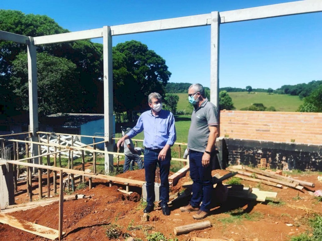 Imprensa Prefeitura de Capinzal - Prefeito Nilvo Dorini, realizou a tradicional vistoria nas obras, quarta-feira (08), acompanhado pelo engenheiro da AMMOC Denir Zulian.