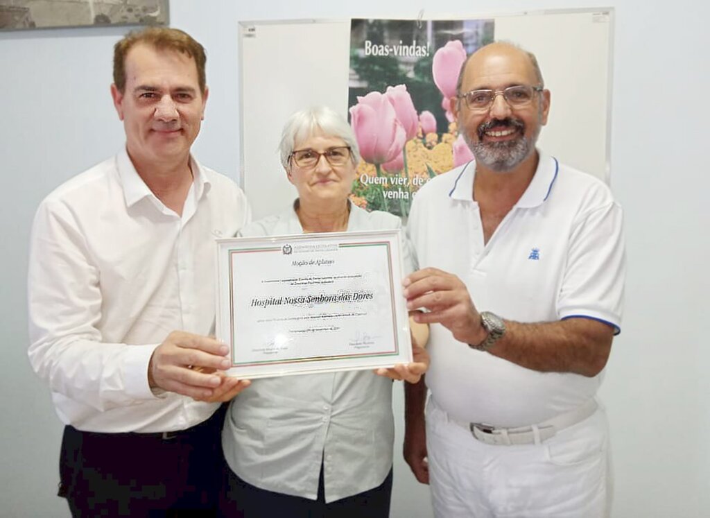  - Legenda da foto da esquerda para direita: Andevir representando a deputada Paulinha, Irmã Adelaide e o doutor Paulo Albuquerque.