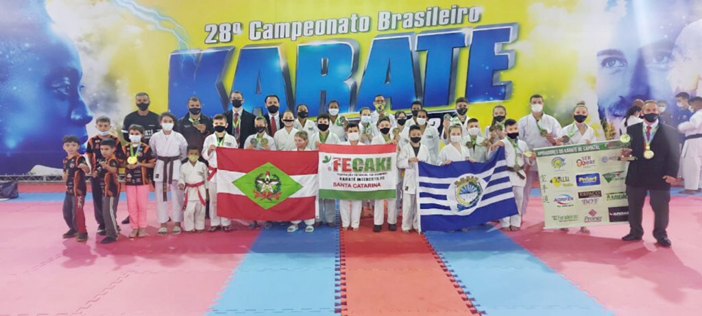 Karatecas da FME de Capinzal conquistam medalhas no Campeonato Brasileiro de Karatê Interestilos em SP