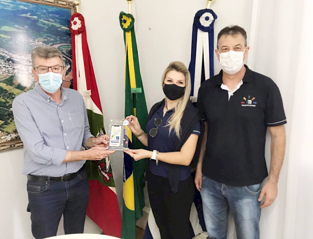 Imprensa Prefeitura de Capinzal - Prefeito Nilvo Dorini recebe homenagem do Consórcio Machadinho, 15 anos do concurso de redação.