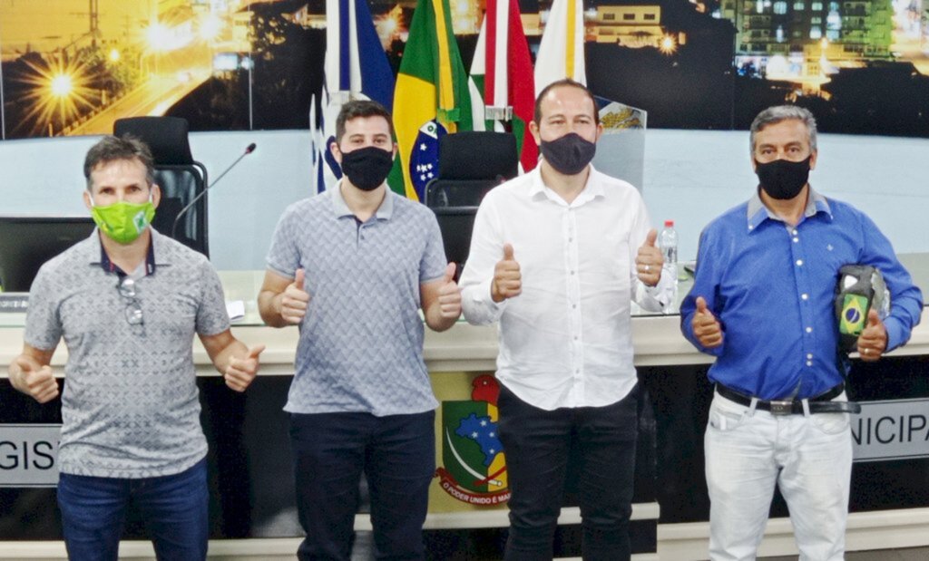 Aldo Azevedo / jornalista de formação - Guilherme Dambros Rodrigues (PP) e Domador Sadi Alfeu Nardi (PL), ambos suplentes, vereador Jairo Luiz Hoffmann e o suplente Francisco De Assis Sutil (PP). Suplentes estes, os quais assumem uma cadeira na sessão.