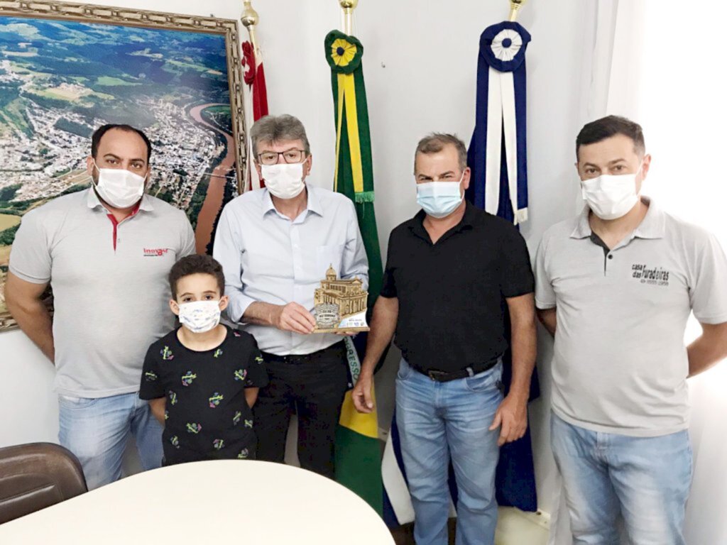 Imprensa Prefeitura de Capinzal - Visa apresentar método para irrigação da pista de motociclismo, não precisa da utilização dos tratores com o tanque