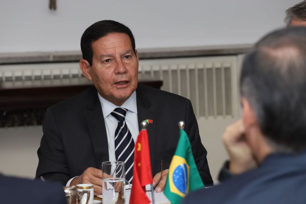 Na China, Mourão preside a 5ª reunião da Cosban