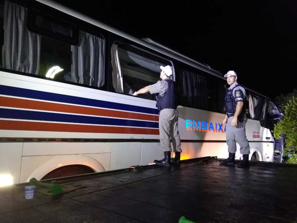 Colisão entre carro, ônibus e caminhão deixa uma pessoa morta na 116