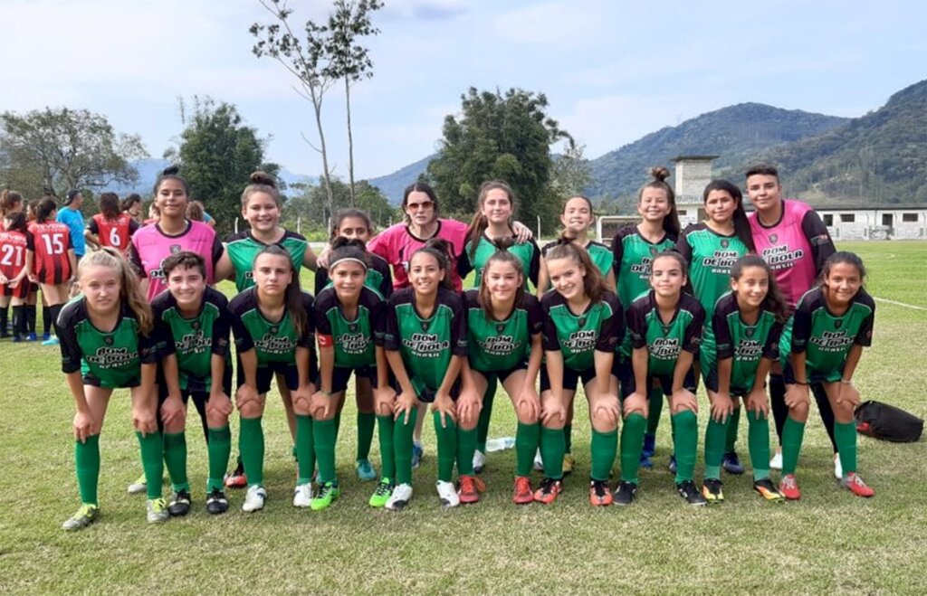 Meninas de Anita estão participando da fase estadual do Moleque Bom de Bola