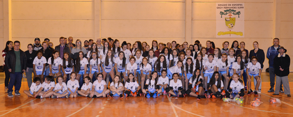 Leoas da Serra doam uniformes para o futsal feminino de Anita