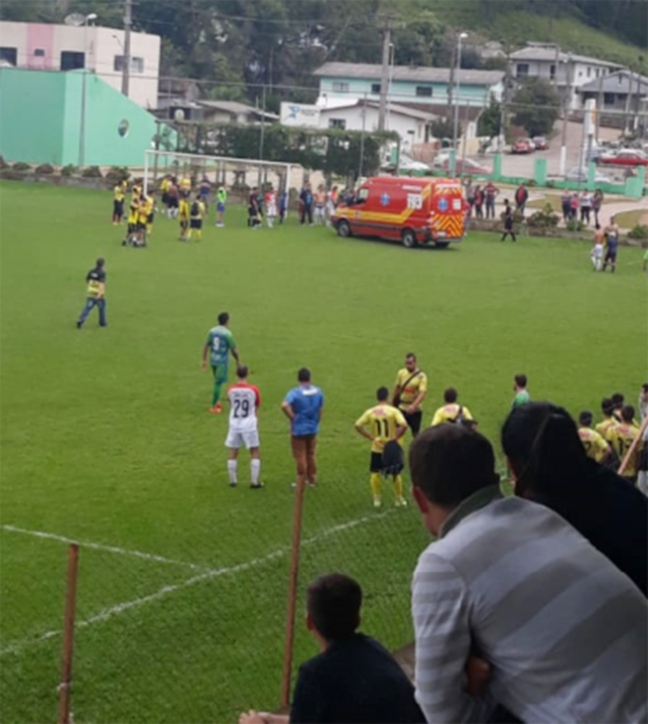 Jogador sofre traumatismo craniano em disputa de bola no Campeonato de Anita