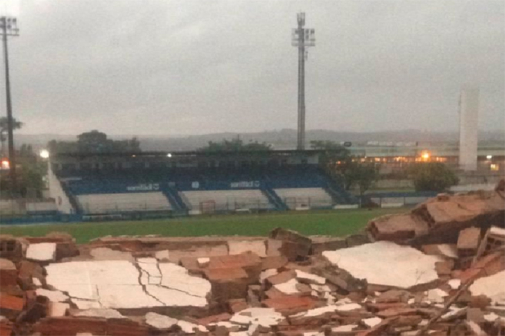 Parte de estádio desaba após temporal no interior do Rio Grande do Sul