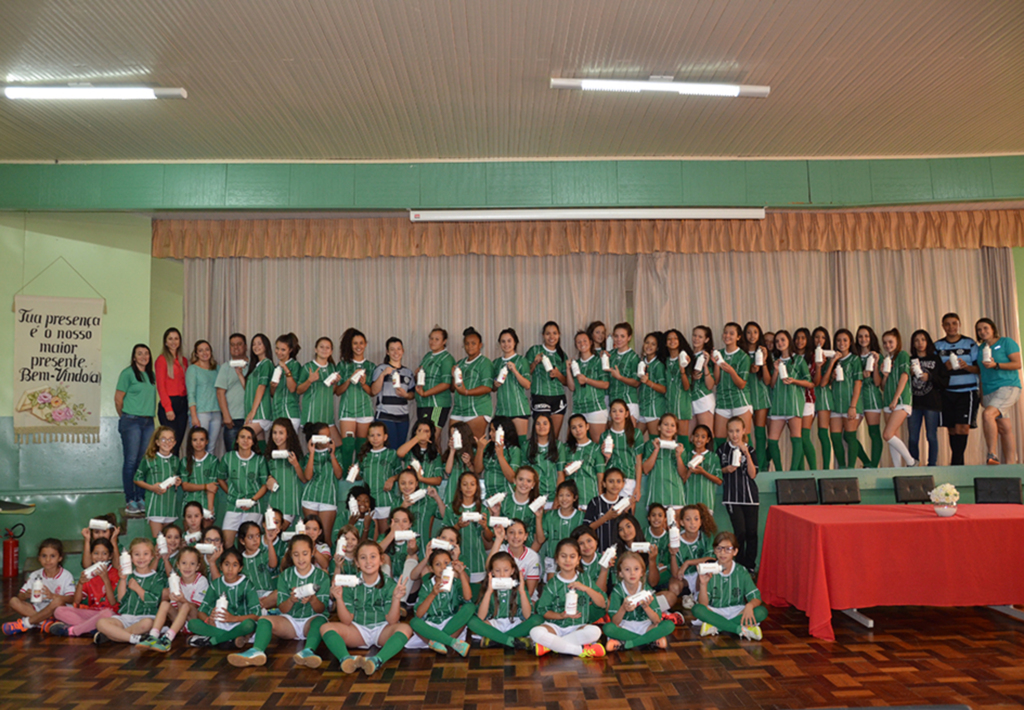 Atletas do futsal anitense recebem orientações  e são agraciadas com presente