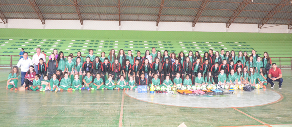 Futsal feminino de Anita recebe materiais e uniformes patrocinados pela ENERCAN