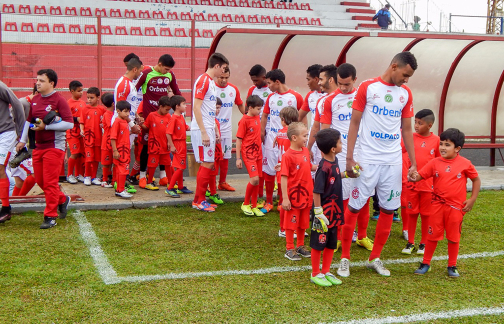 Meninos do Leõezinhos Baios de Campo Belo entram em campo com jogadores do Inter de Lages