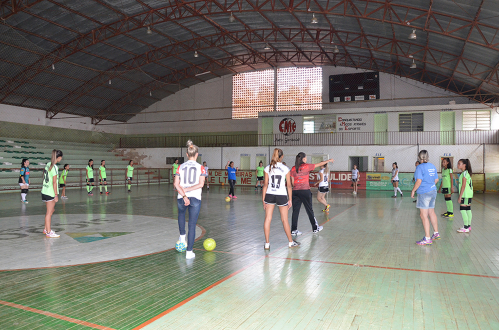 Treinadora do Leoas da Serra visita equipe anitense de futsal