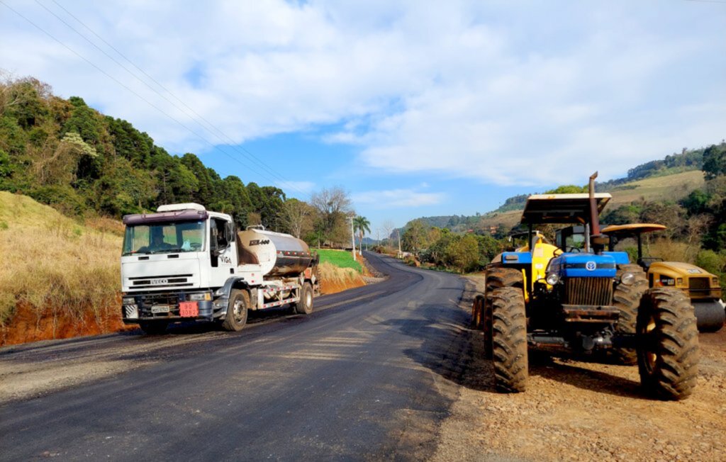  - Após a finalização de preparação da base, realizada pela Secretaria Municipal de Obras e Infraestrutura, os trabalhos agora seguem sob a responsabilidade da empresa VIGA Pavimentação e Obras