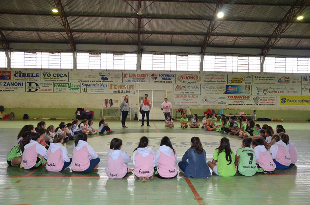 Atletas da CME de Anita receberam a visita de apoiador