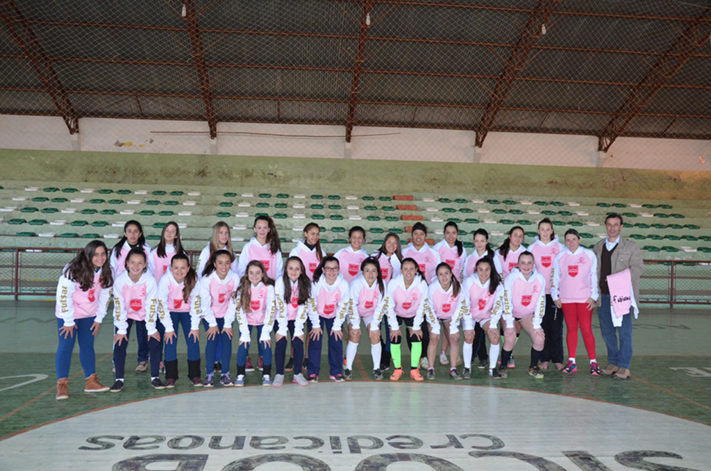 Meninas do futsal da CME de Anita receberam moletons