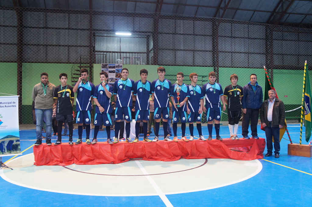 Alunos assistem palestra com atleta profissional de futsal