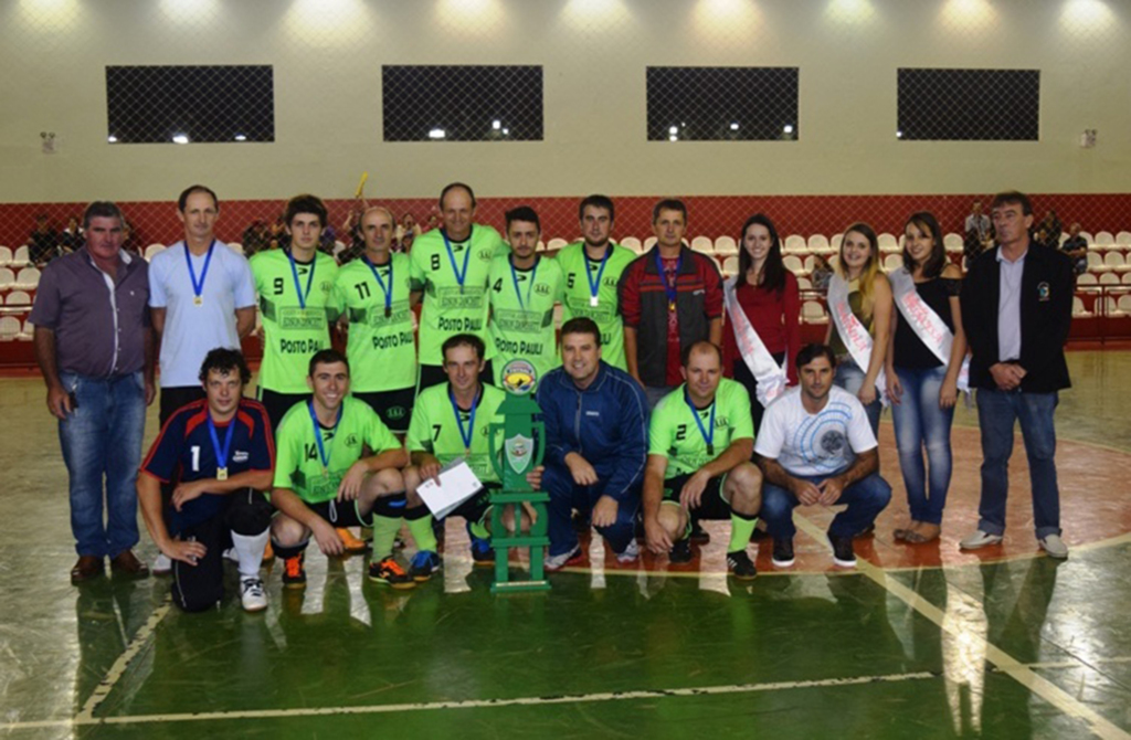 Alunas do futsal são agraciadas com mochilas