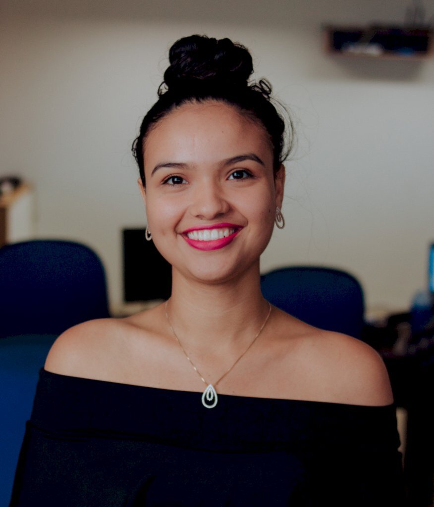  - Larissa Brioso, 21, é estudante de Economia na Universidade Federal do Ceará e Educadora Financeira na Mobills, startup de gestão de finanças pessoais. Possui experiência na área de marketing e criação de conteúdo com ênfase em Educação Financeira, comunicação de marketing, indicadores de marketing, mídias sociais e SEO. Possui propriedade para falar de temas como mentalidade, planejamento e controle financeiro, além de investimentos para iniciantes.