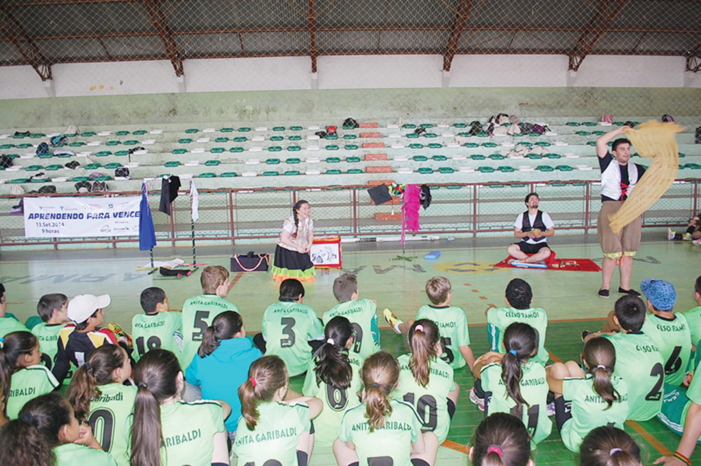 Iniciou o Campeonato Municipal e Intermunicipal de futebol de campo anitense