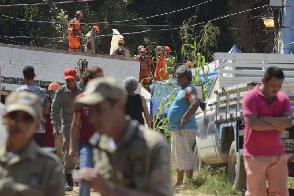 Número de mortos no desabamento de prédios no Rio chega a 16
