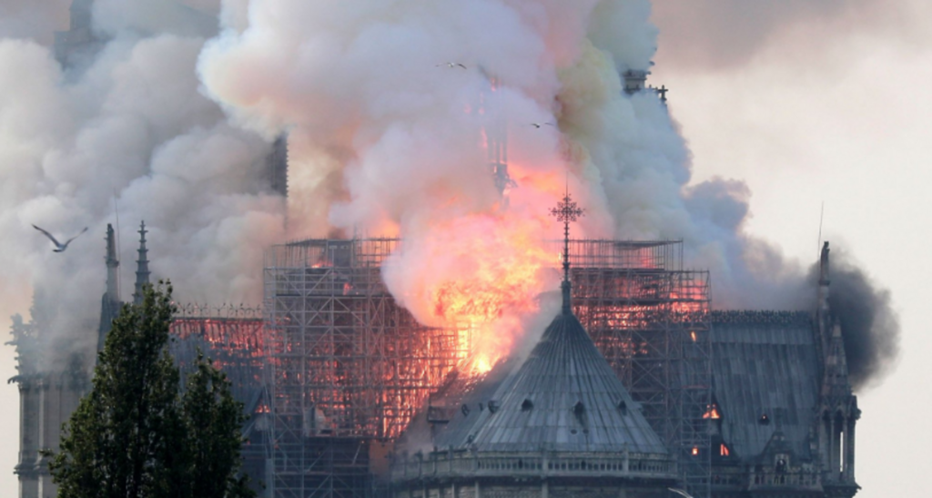 Incêndio atinge Catedral de Notre-Dame