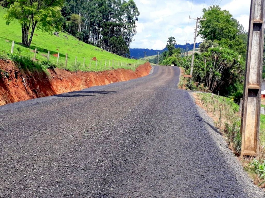 Fotos do antes e depois da pavimentação asfáltica. - O trecho pavimentado nesta etapa foi de 989,53 metros, com valor definido no certame de R$ 350.782,43, sendo este valor viabilizado através de Emenda nº505 - Transferências Especiais.