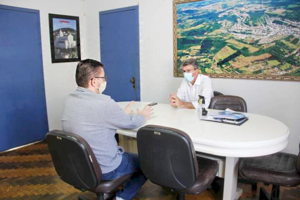 Foto Facebook Prefeitura - Foto legenda: Presidente do Legislativo de Capinzal, Rafael Edgar Tonial (segundo mandato consecutivo) e o prefeito Nilvo Dorini (duas vezes vereador e essa é a quarta gestão administrativa), os quais estão discutindo ideias em prol de nossa terra e de nossa gente. Sendo um bom exemplo de consenso e de respeito ao cargo político que cada um ocupa, levando em conta a razão maior de suas funções: o povo.